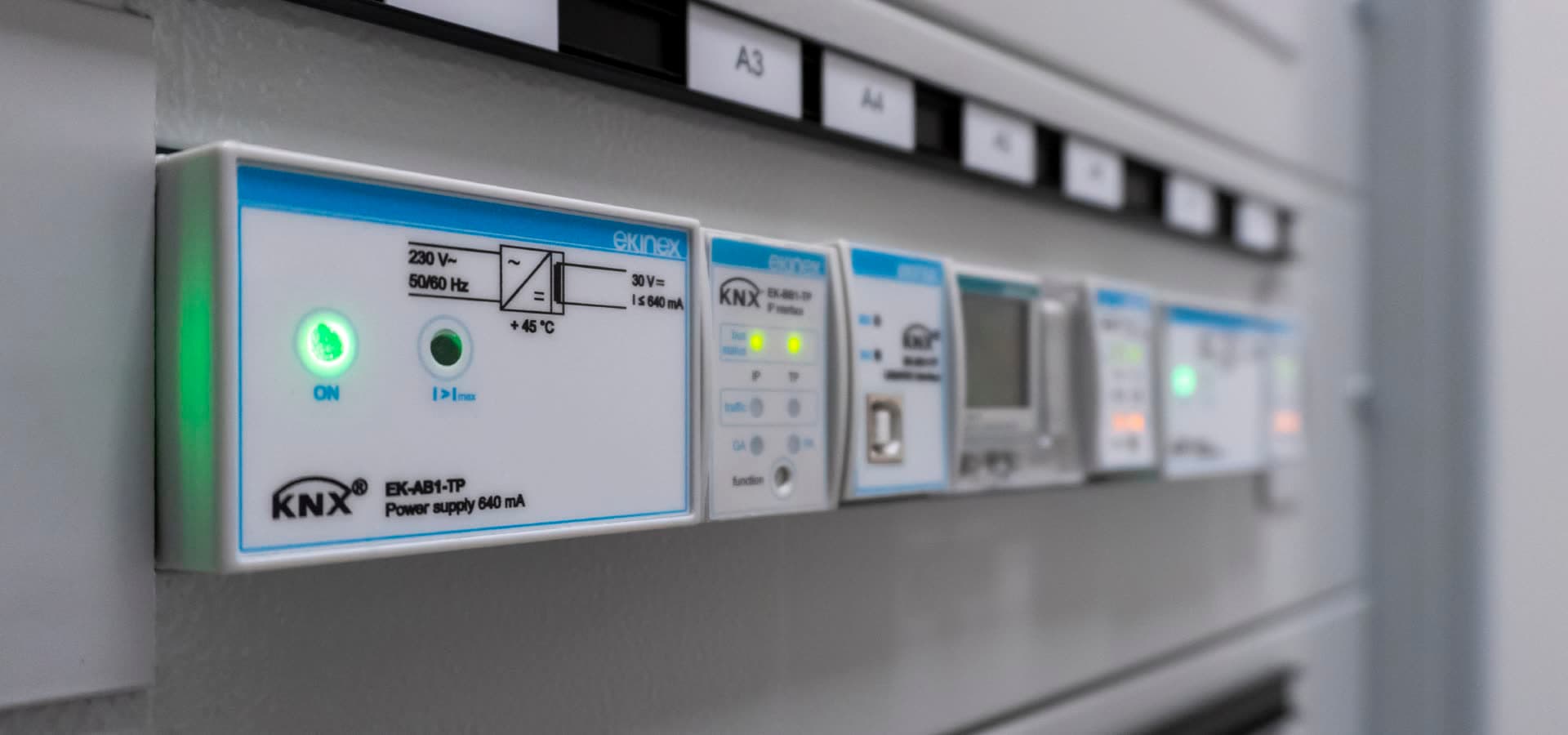 KNX komponentes uz DIN sliedes sadales skapī: dzinējs, kas darbina katru sienas ierīci uz kopnes.